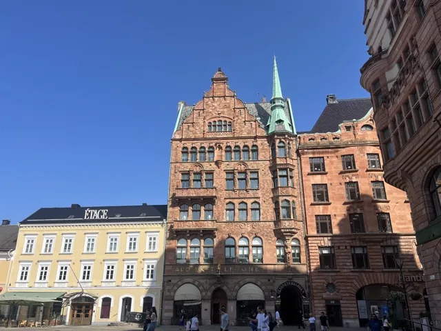 Historisches Stadtzentrum von Malmö mit traditionellen Gebäuden und Plätzen