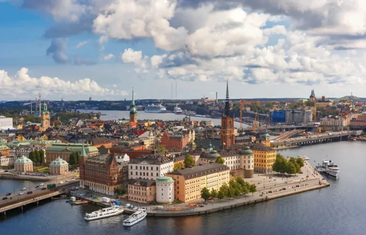 Panoramablick auf die Altstadt von Stockholm mit bunten Gebäuden am Wasser
