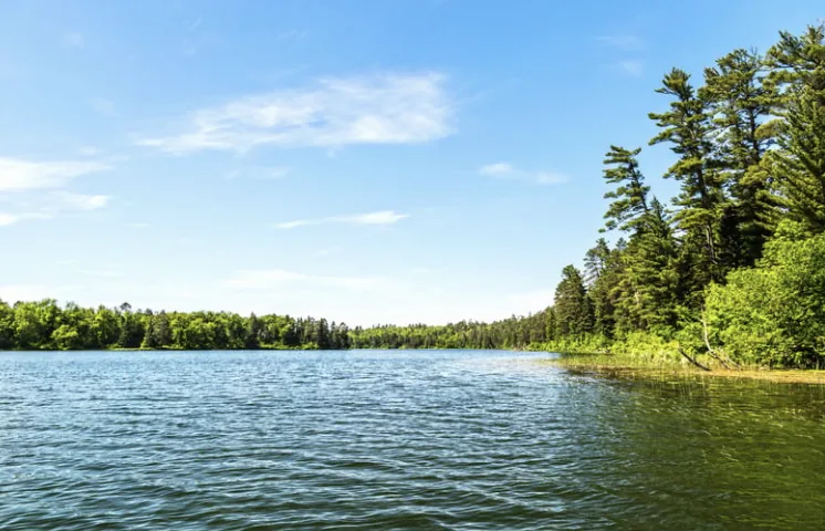 Malerische Landschaft am Vättern See mit traditionellen schwedischen Häusern