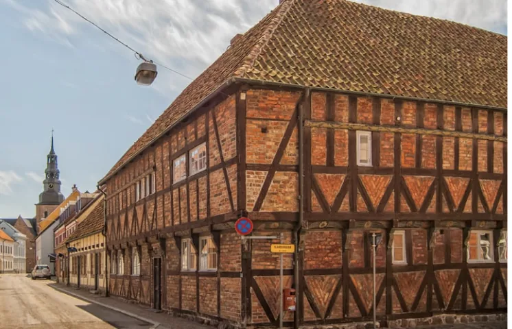 Malerische Altstadt von Ystad mit historischen Gebäuden und gepflasterten Straßen