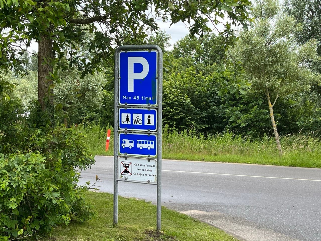 Stellplatz-Schild mit Informationen zu den Kosten und Regeln in Ribe, Dänemark