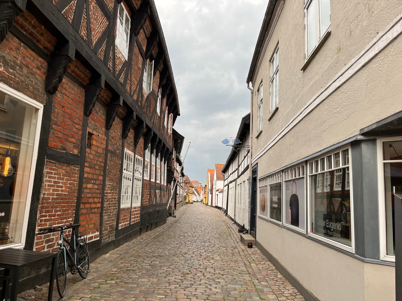Malerische Kopfsteinpflastergassen in der Altstadt von Ribe mit typisch dänischen Fachwerkhäusern