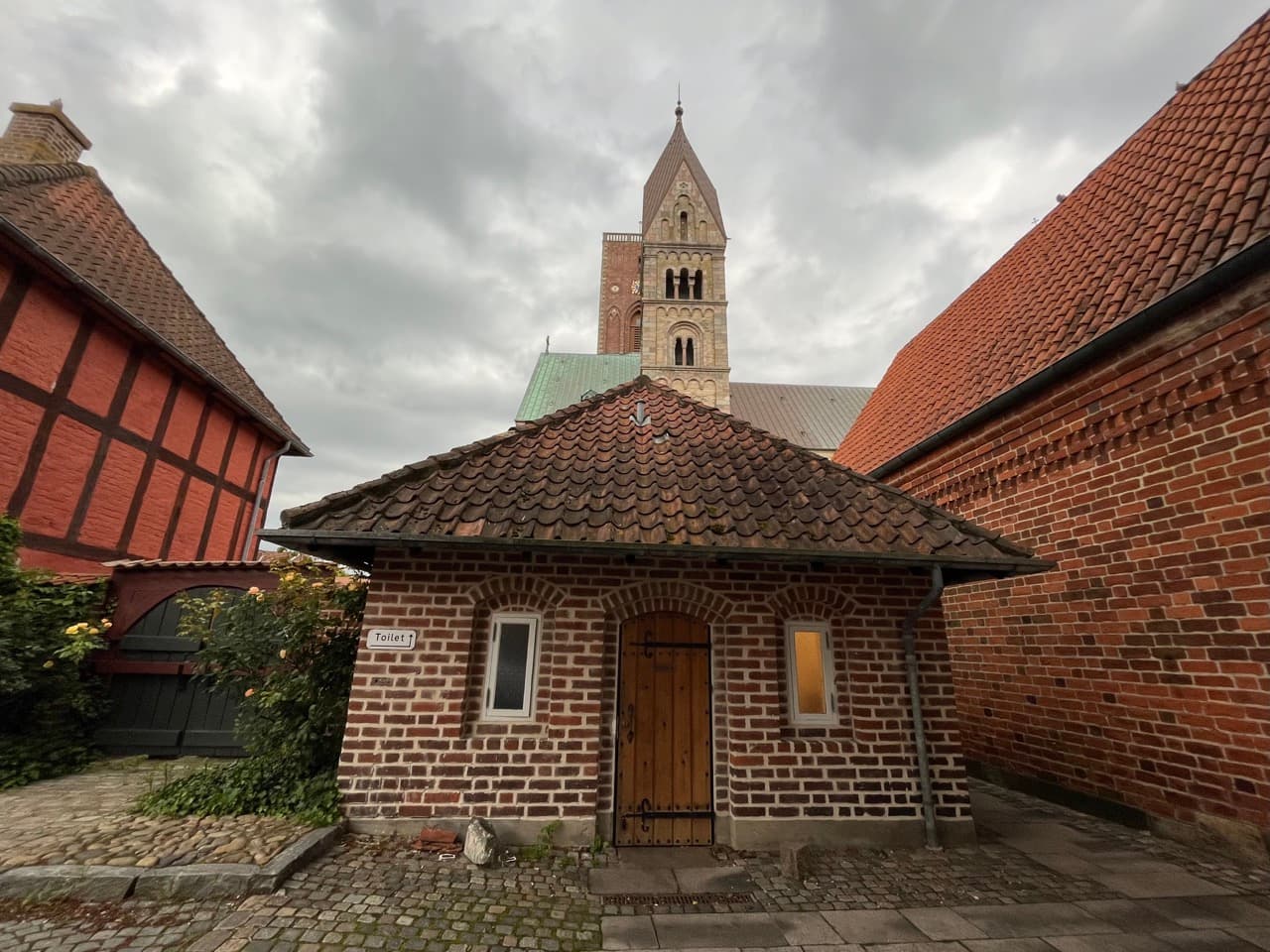 Kleine, leicht schiefe Häuser in der historischen Altstadt von Ribe, typisch für die mittelalterliche Bauweise