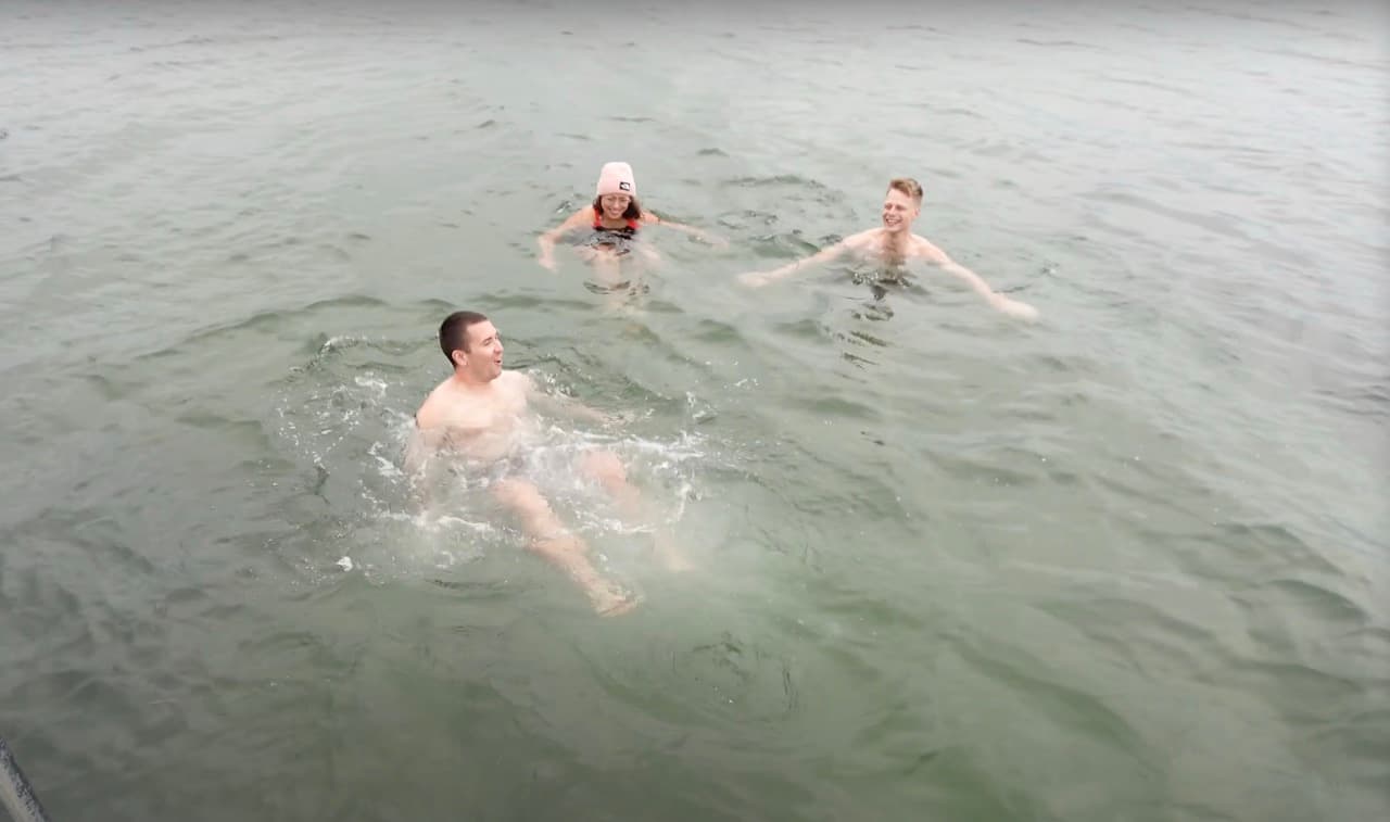 Eisbaden in der Ostsee vor Fünen bei Sonnenuntergang