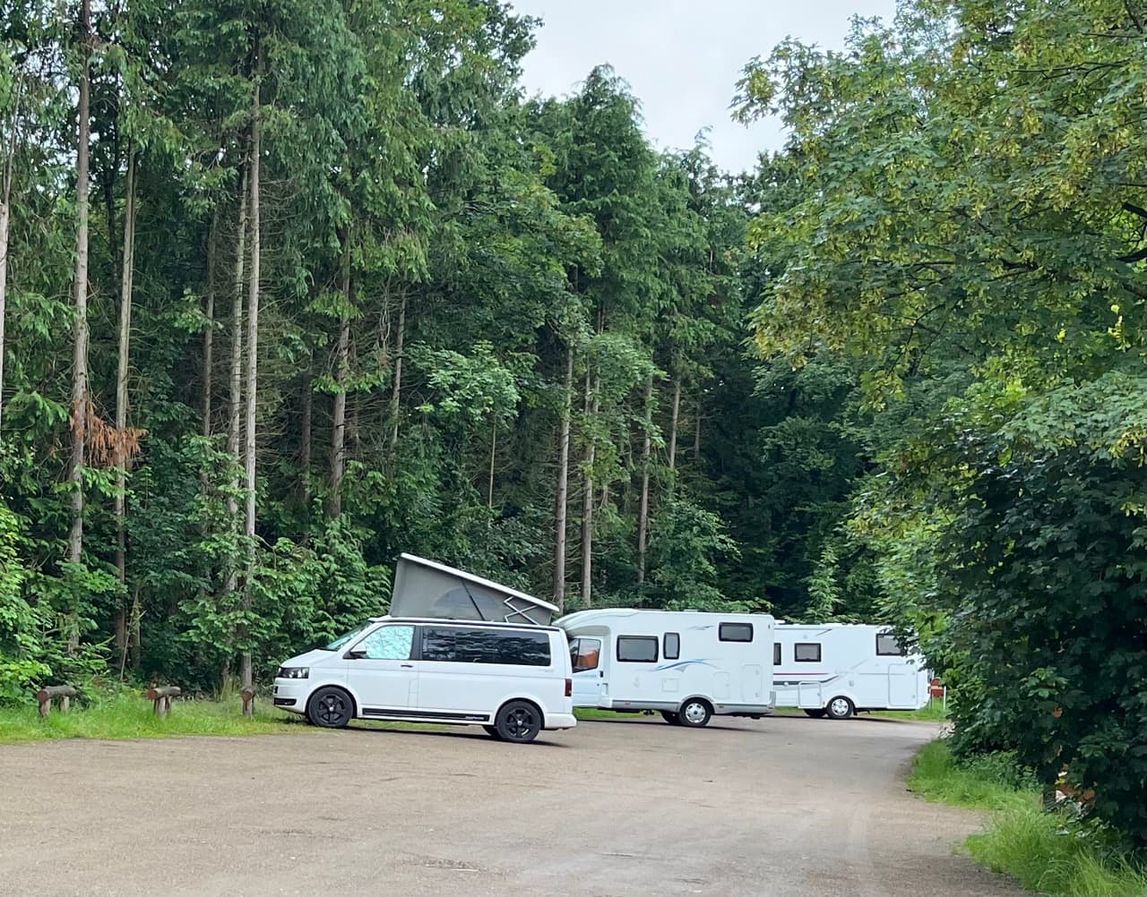 Shelter-Platz auf Fünen mit Toilettenhäuschen und Meerblick