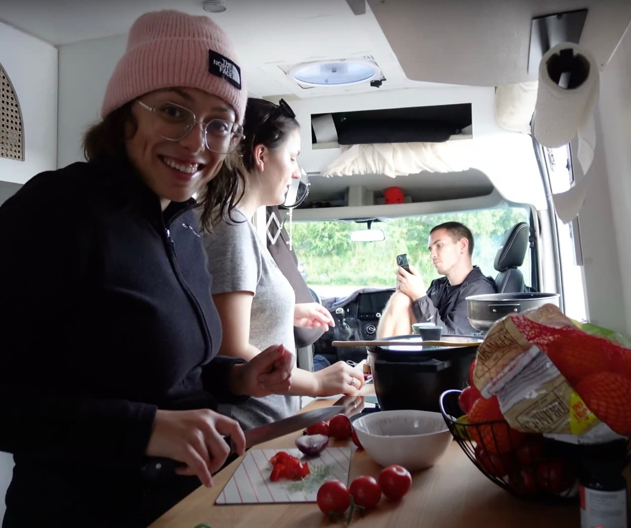 Gemeinsames Frühstück zu viert im Wohnmobil auf Fünen