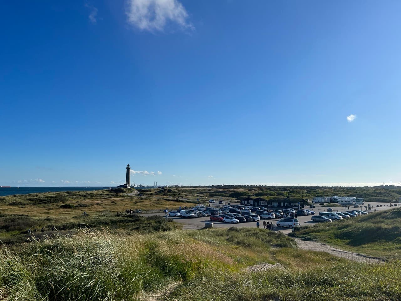 Wohnmobil Parkplatz Skagen Zentrum mit anderen Campern und Blick auf die Altstadt