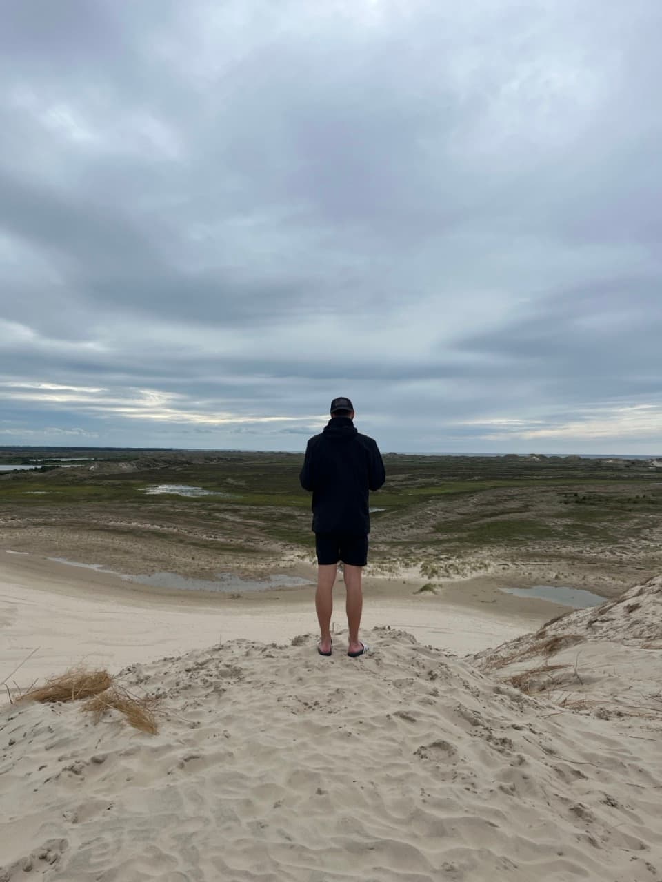 Rabjerg Mile - Europas größte Wanderdüne mit Besuchern beim Aufstieg