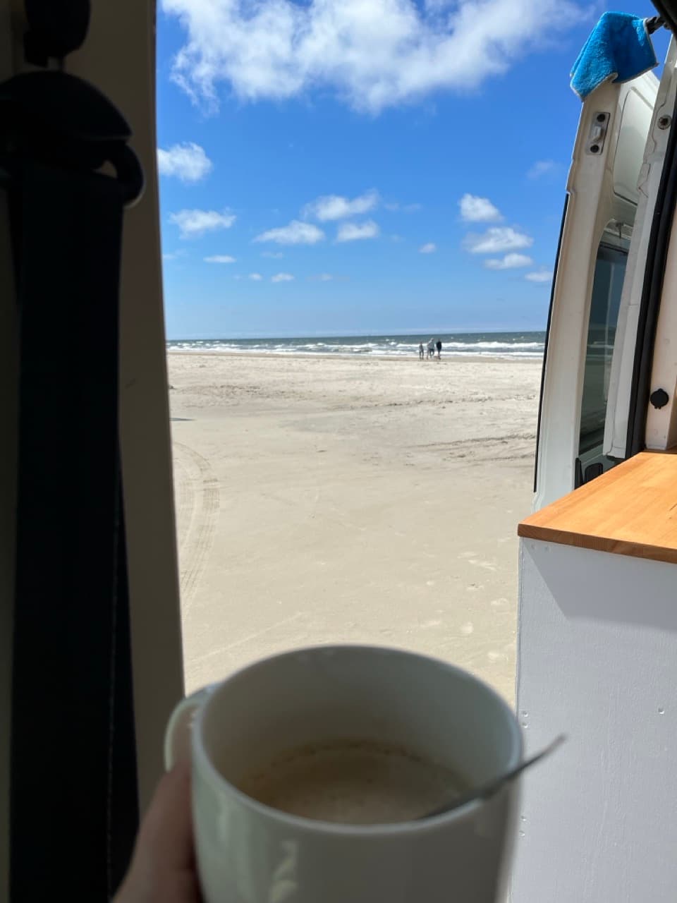Ausblick aus dem Wohnmobil mit Kaffee direkt am Vejers Strand