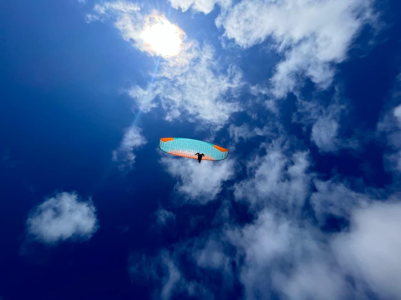 Paragliding am Vejers Strand mit Wohnmobilen im Hintergrund