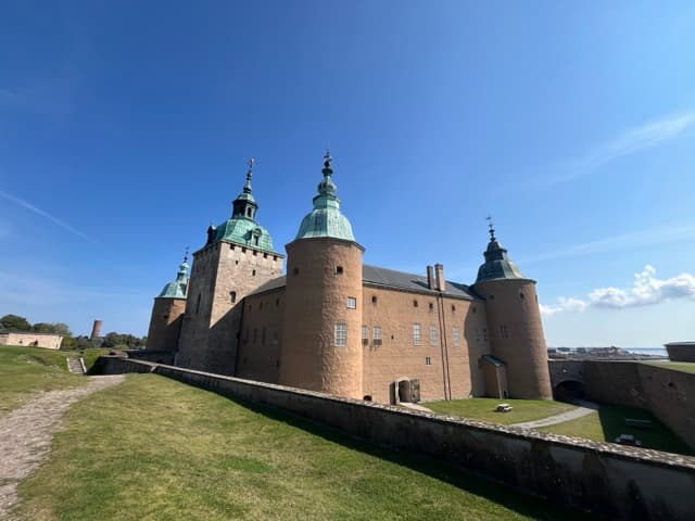 Historisches Schloss Kalmar und die malerische Küstenlandschaft von Öland