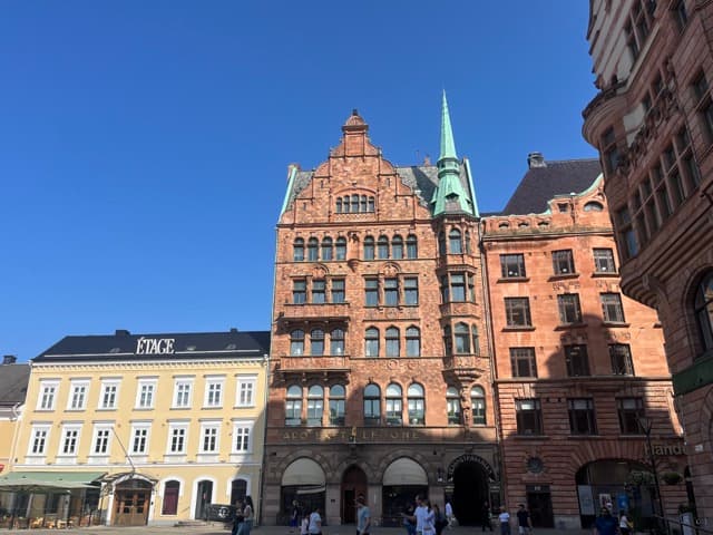 Historisches Stadtzentrum von Malmö mit traditionellen Gebäuden und Plätzen