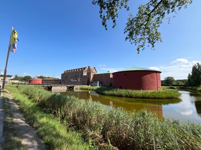 Panoramablick auf die Stadt Malmö mit dem berühmten Turning Torso und Hafen