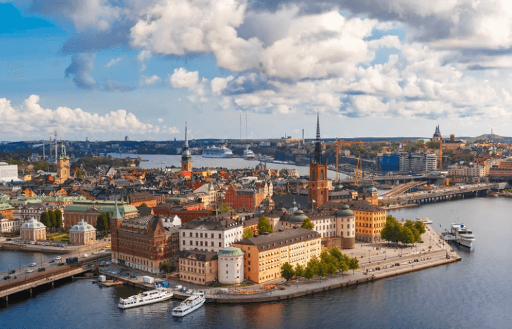 Panoramablick auf die Altstadt von Stockholm mit bunten Gebäuden am Wasser
