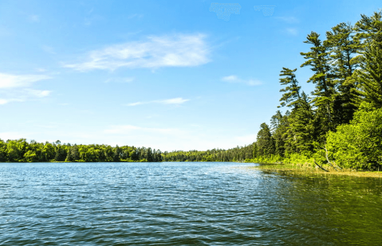 Malerische Landschaft am Vättern See mit traditionellen schwedischen Häusern