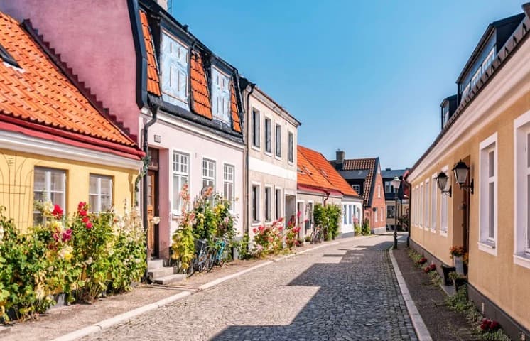 Mittelalterliche Altstadt von Ystad mit bunten Fachwerkhäusern und gepflasterten Straßen