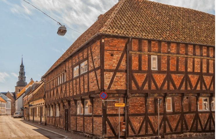 Malerische Altstadt von Ystad mit historischen Gebäuden und gepflasterten Straßen