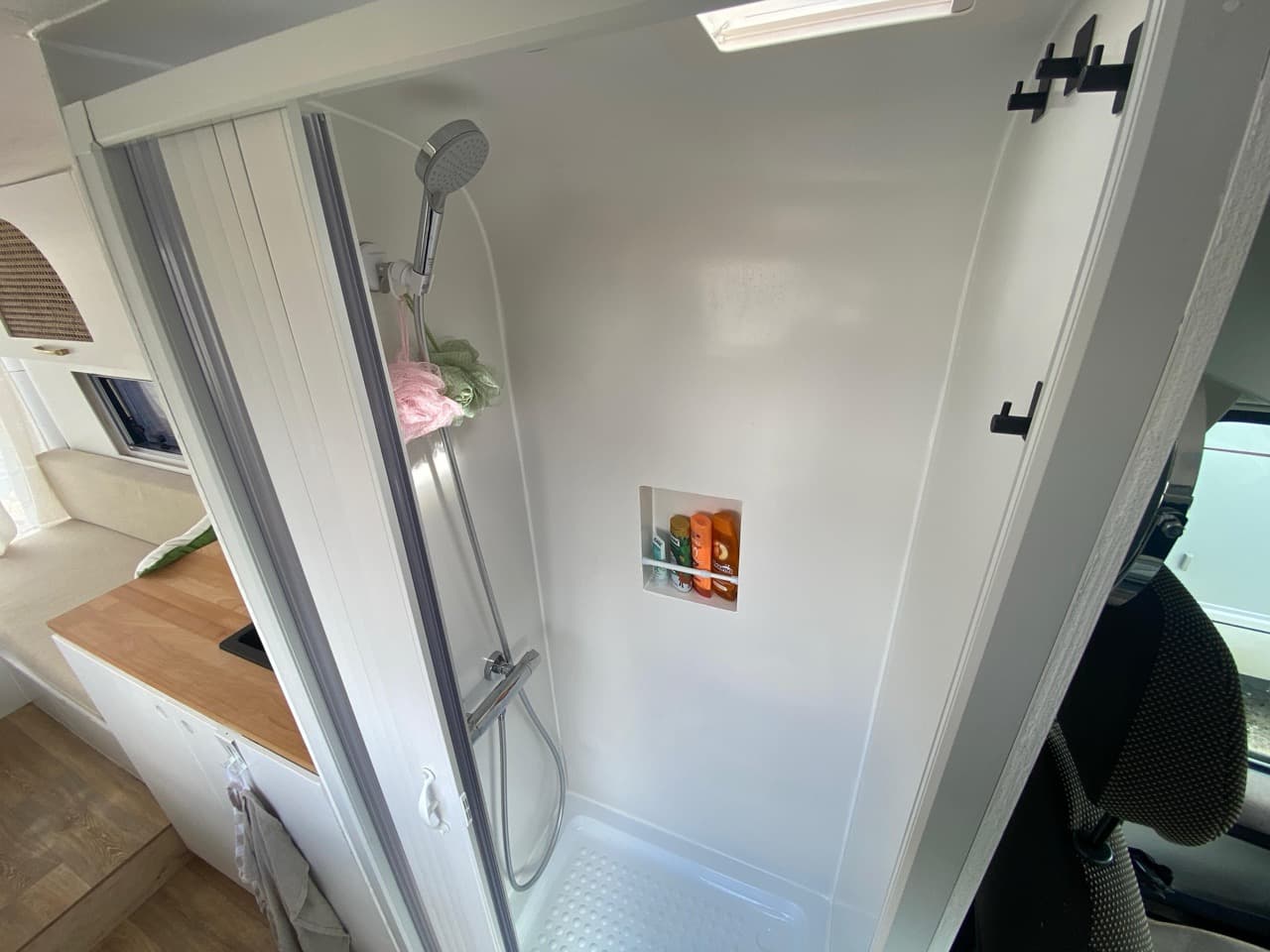 Innendusche im Peugeot Boxer L3H2 mit praktischer Tür statt Vorhang