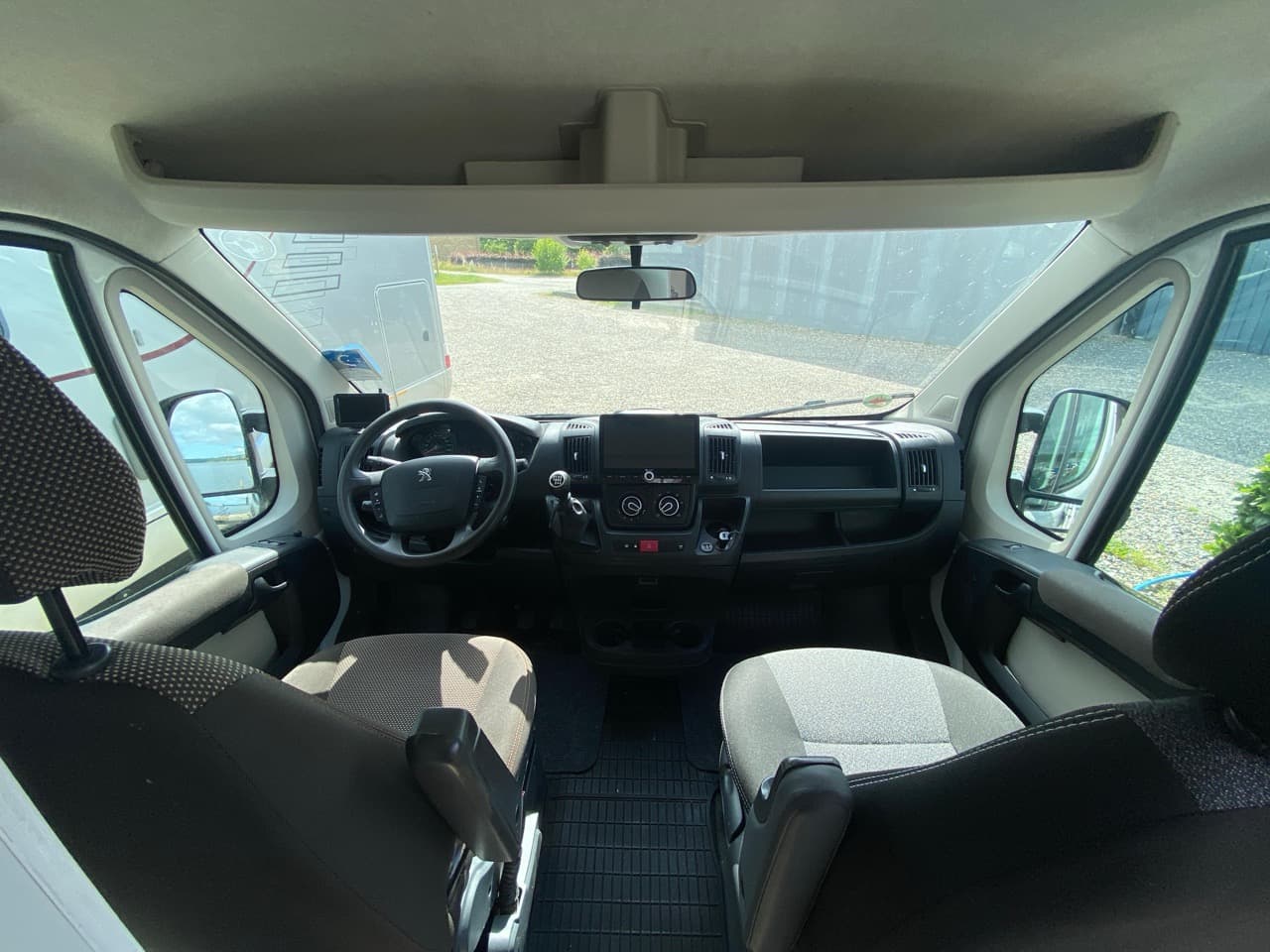 Peugeot Boxer L3H2 Fahrerhaus mit Multifunktionslenkrad und nachgerüstetem Display