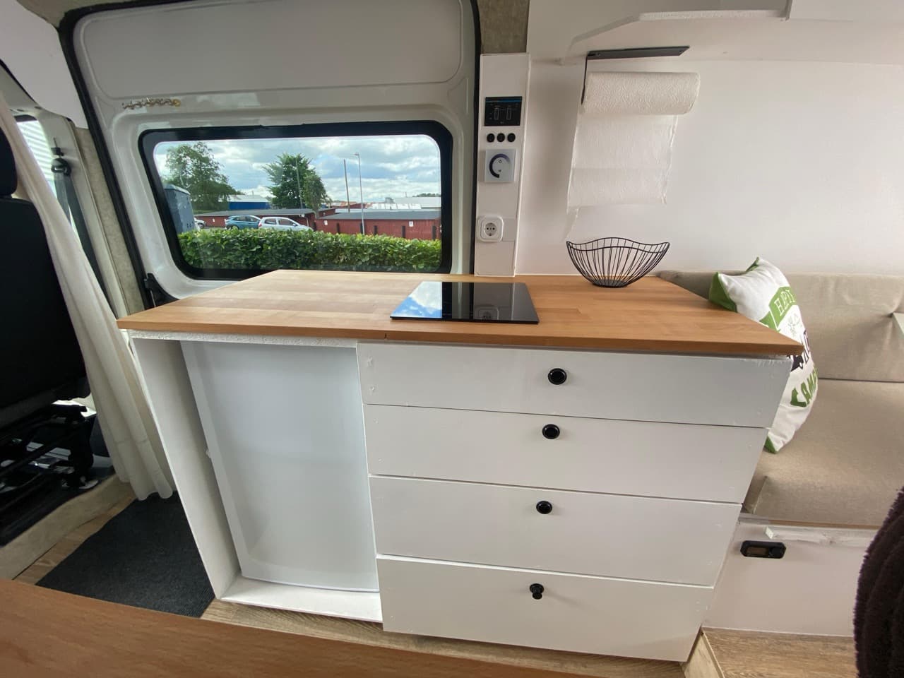 Induktions-Kochfeld und breite Arbeitsplatte im Peugeot Boxer L3H2