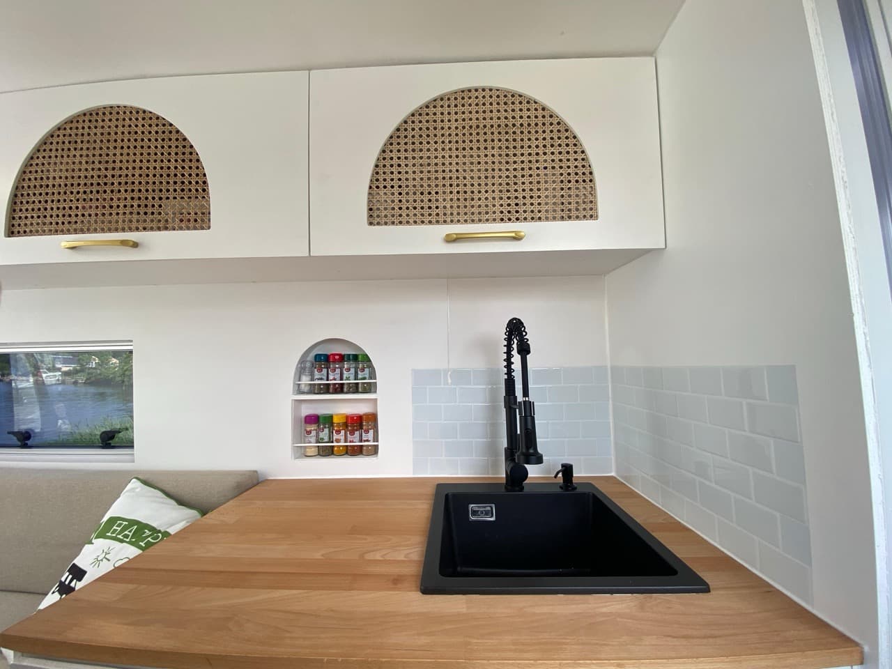 Clevere Schubladen-Organisation in der Van-Küche