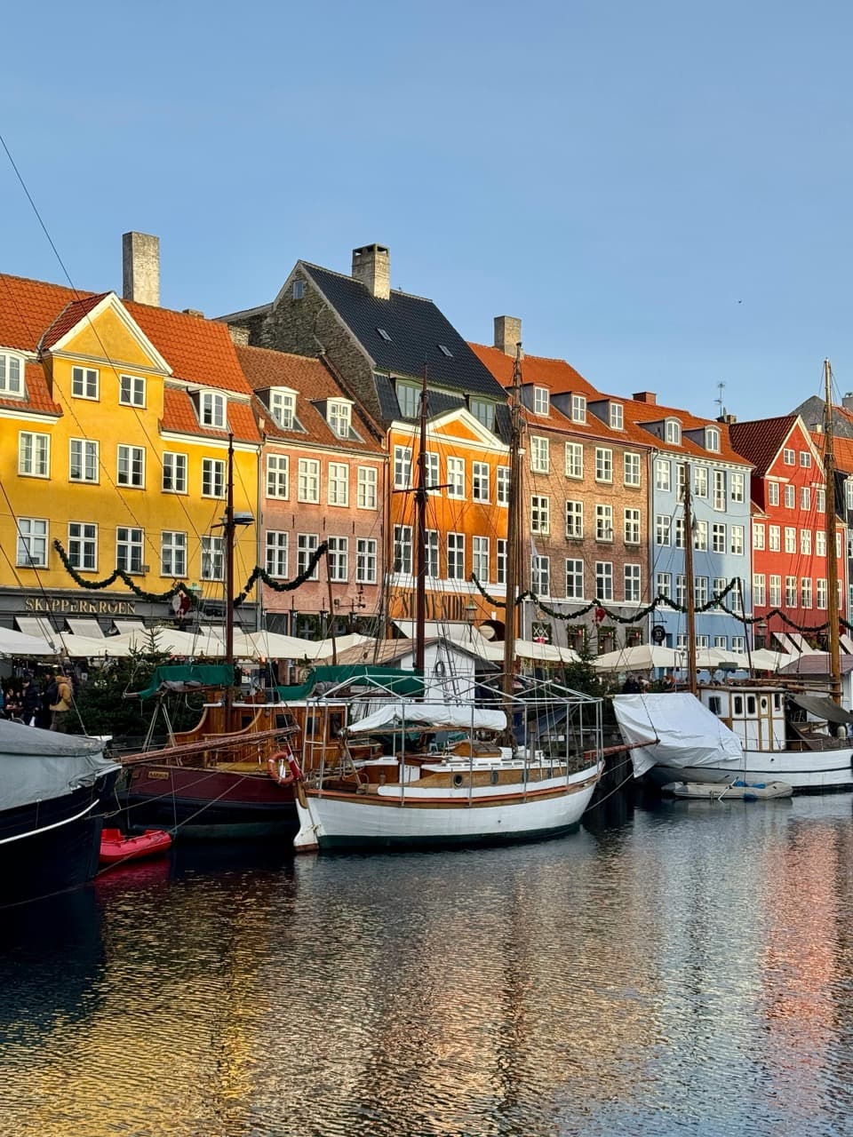 Kopenhagen Hafen mit Booten und Cafés - entspannte Atmosphäre für den Tagesausklang