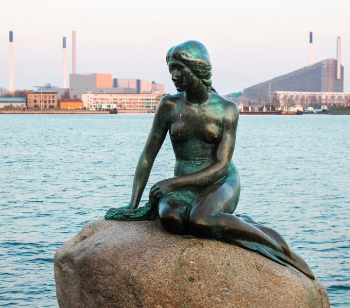 Die Kleine Meerjungfrau Kopenhagen - berühmtes Wahrzeichen und Touristenattraktion am Hafen