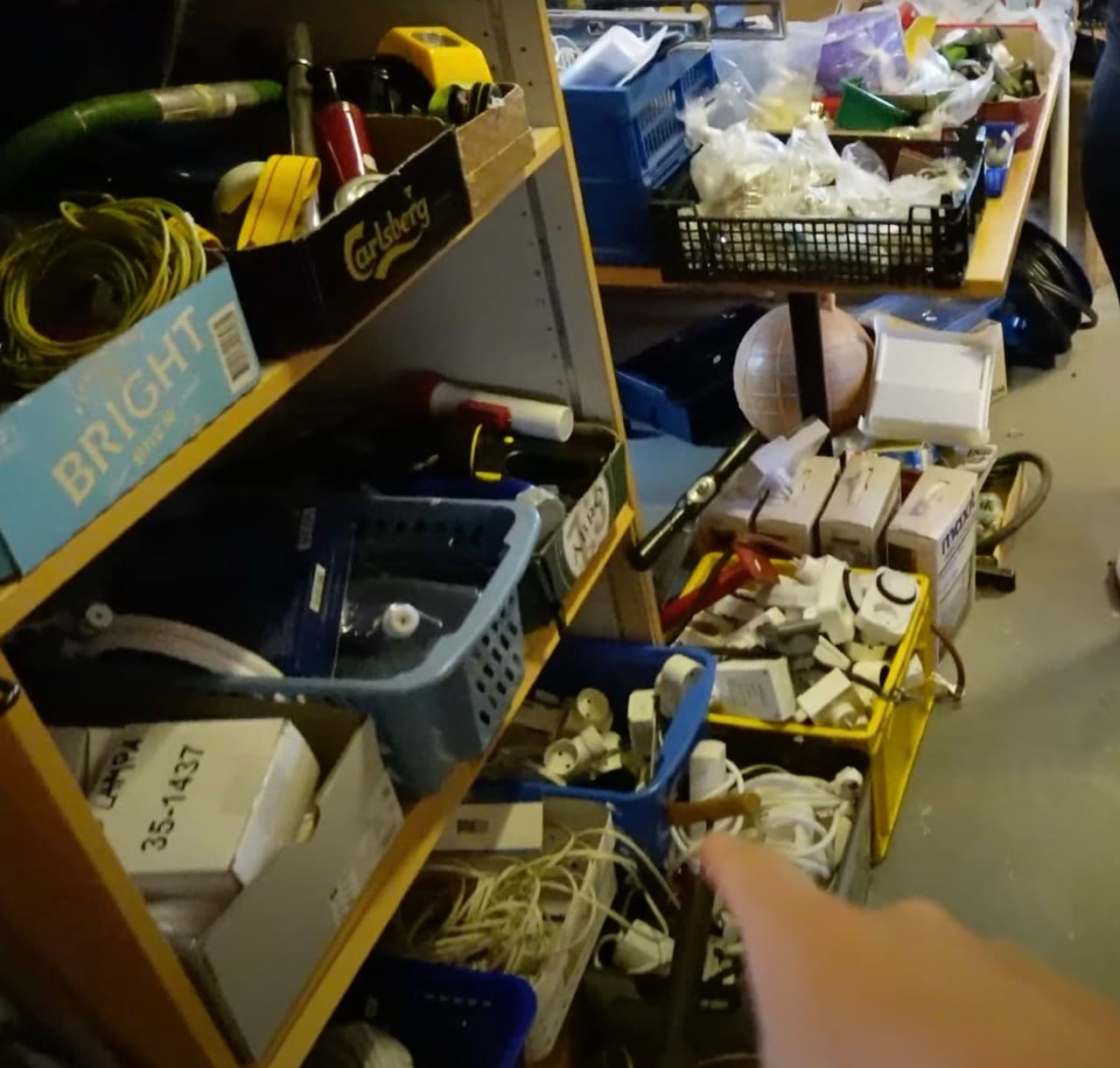 Bitcoin-Zeichen vor Loppis-Laden auf Öland