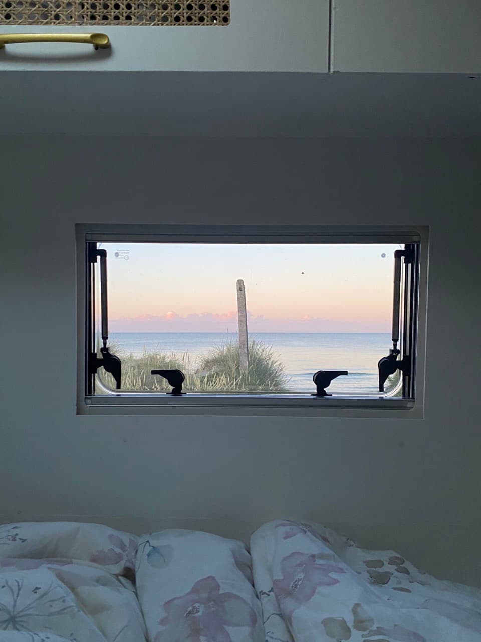 Blick aus dem Camper auf einen wunderschönen Sonnenuntergang am Lyngså Strand