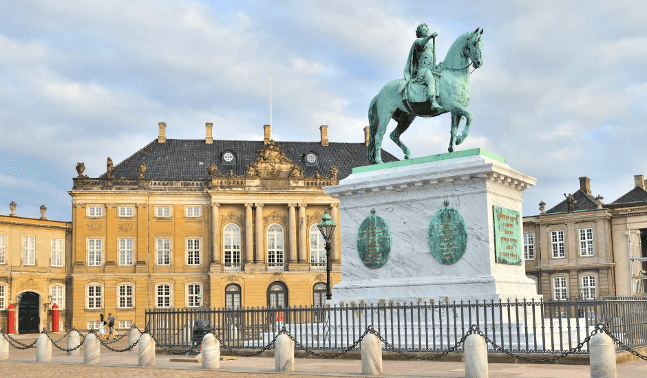 Amalienborg Palast Kopenhagen - Residenz der dänischen Königsfamilie mit Wachablösung