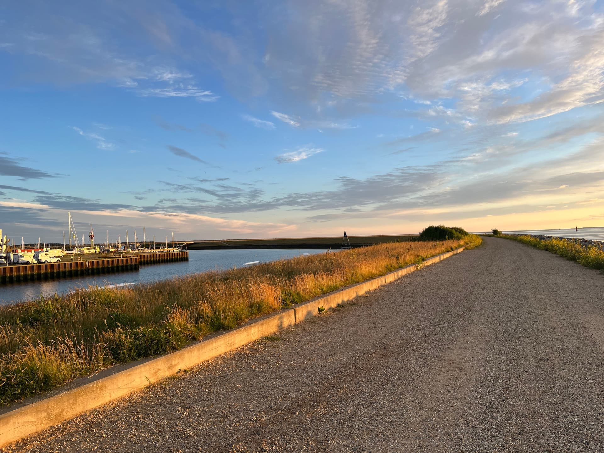 Sonnenuntergang am Hafen von Esbjerg mit Booten und einem schönen Spazierweg