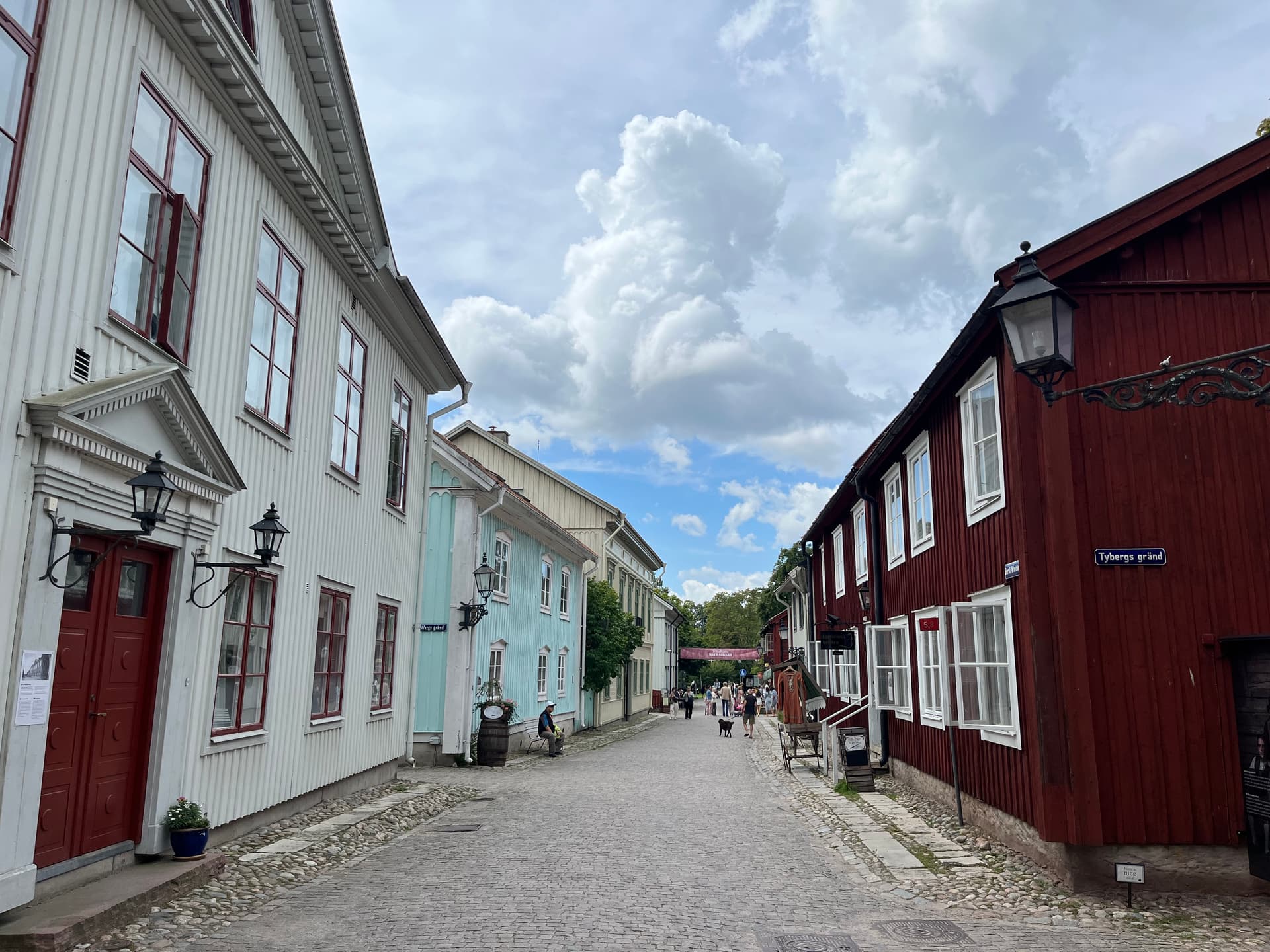 Historische Straße entlang des Göta Kanals mit traditionellen schwedischen Holzhäusern in Weiß und Rot