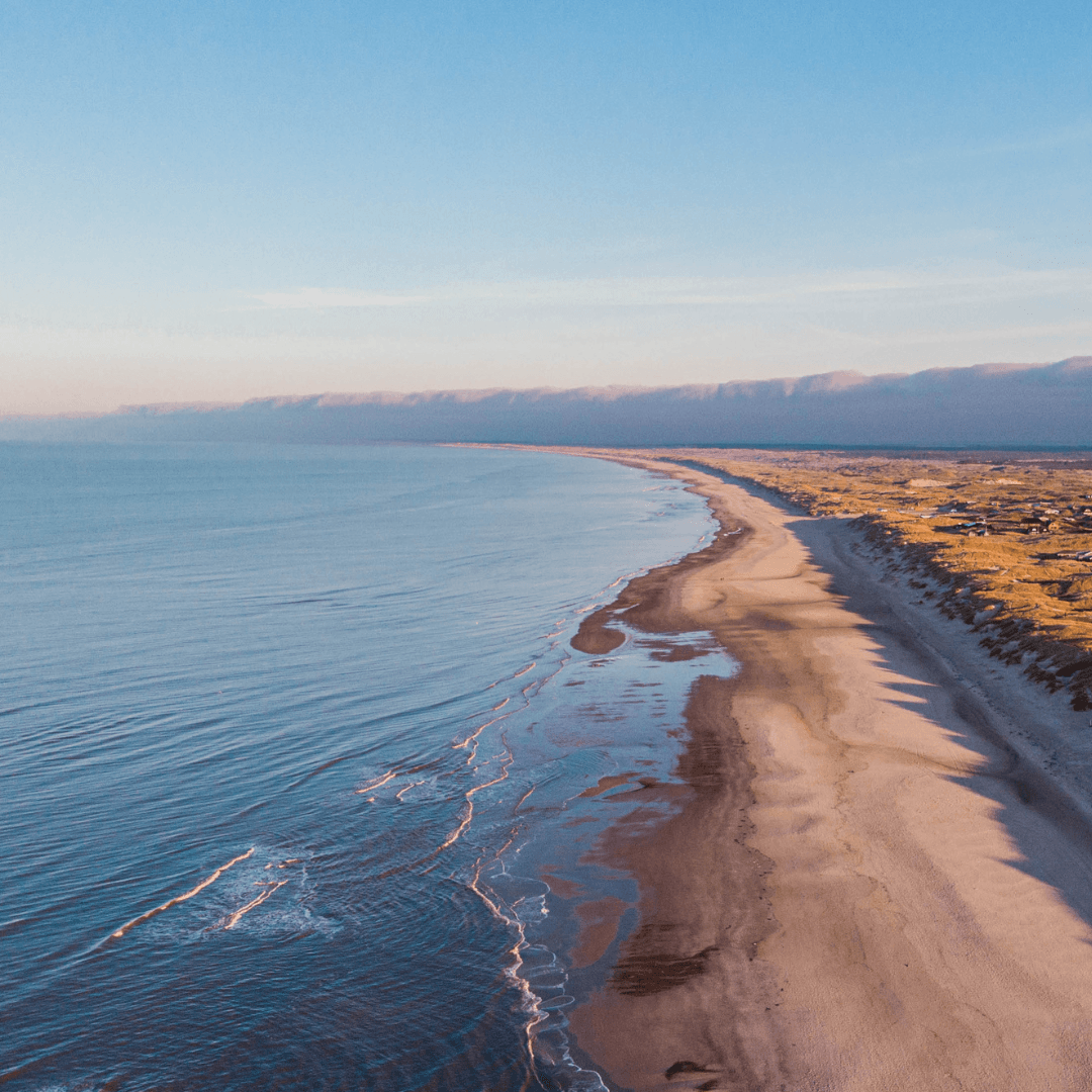 Luftaufnahme der dänischen Küste mit langem Sandstrand