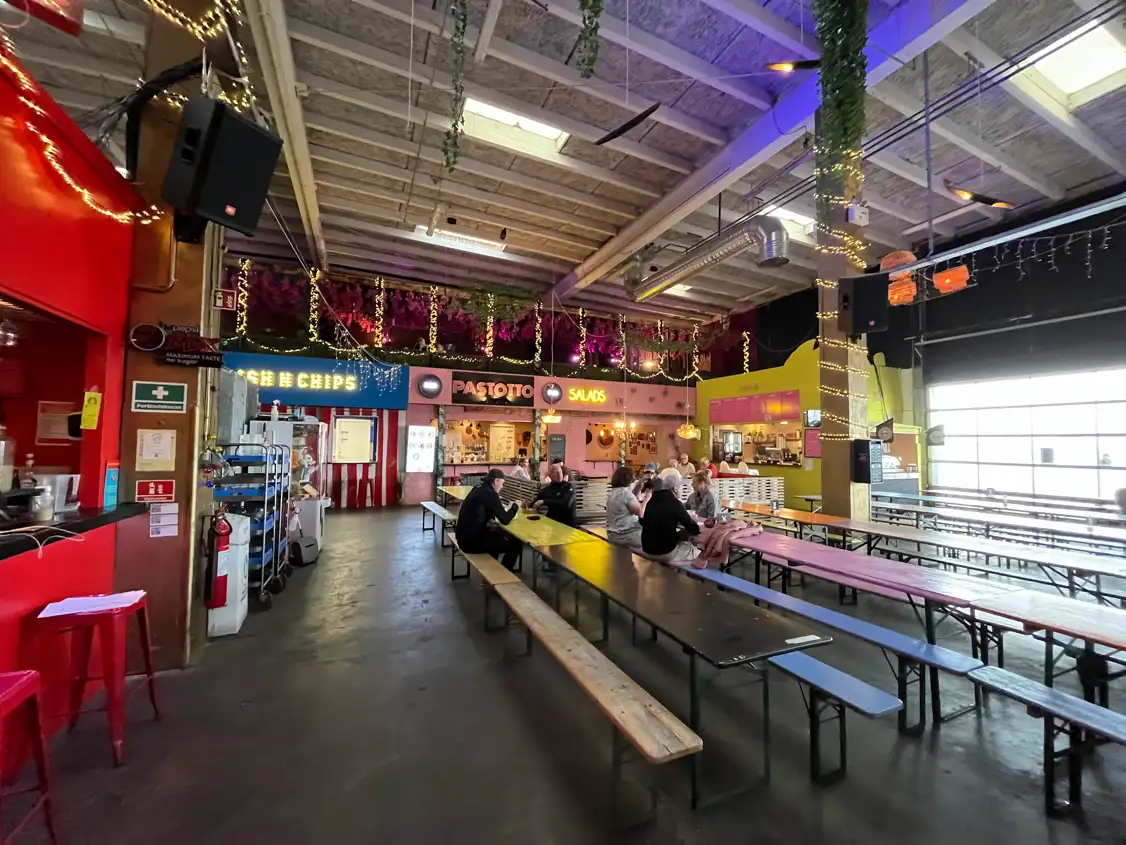 Bunte Streetfood-Halle von Aalborg Streetfood am Hafen