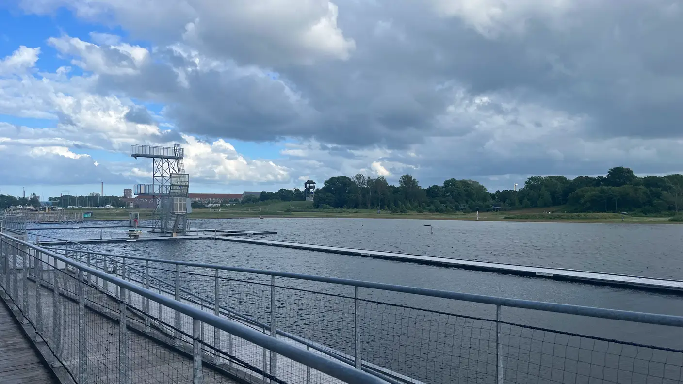 Becken im Limfjord mit Sprungturm im Vestre Fjordpark Aalborg