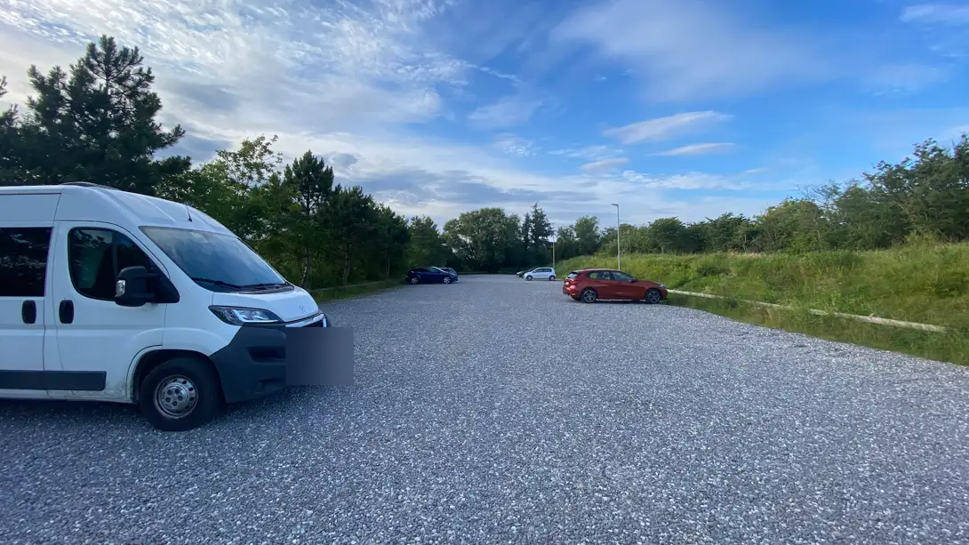 Unser Camper auf einem öffentlichen Parkplatz in Aalborg
