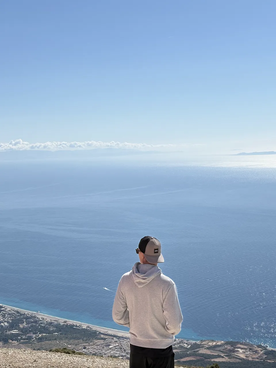 Mann auf einem Aussichtspunkt hoch über dem Meer, Panorama Llogara