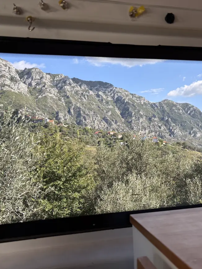 Blick aus dem Fenster unseres Campers auf Olivenbäume und die Berge bei Kruja