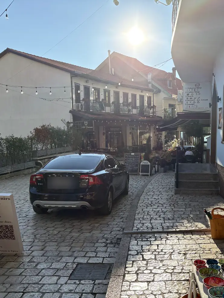 Enge Gasse mit Kopfsteinpflaster am Basar von Kruja, in der gerade ein Auto Platz hat