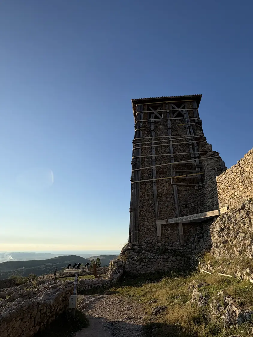 Alter Steinturm auf der Festung von Kruja, gesichert mit Holzbalken und Spanngurten, im Abendlicht