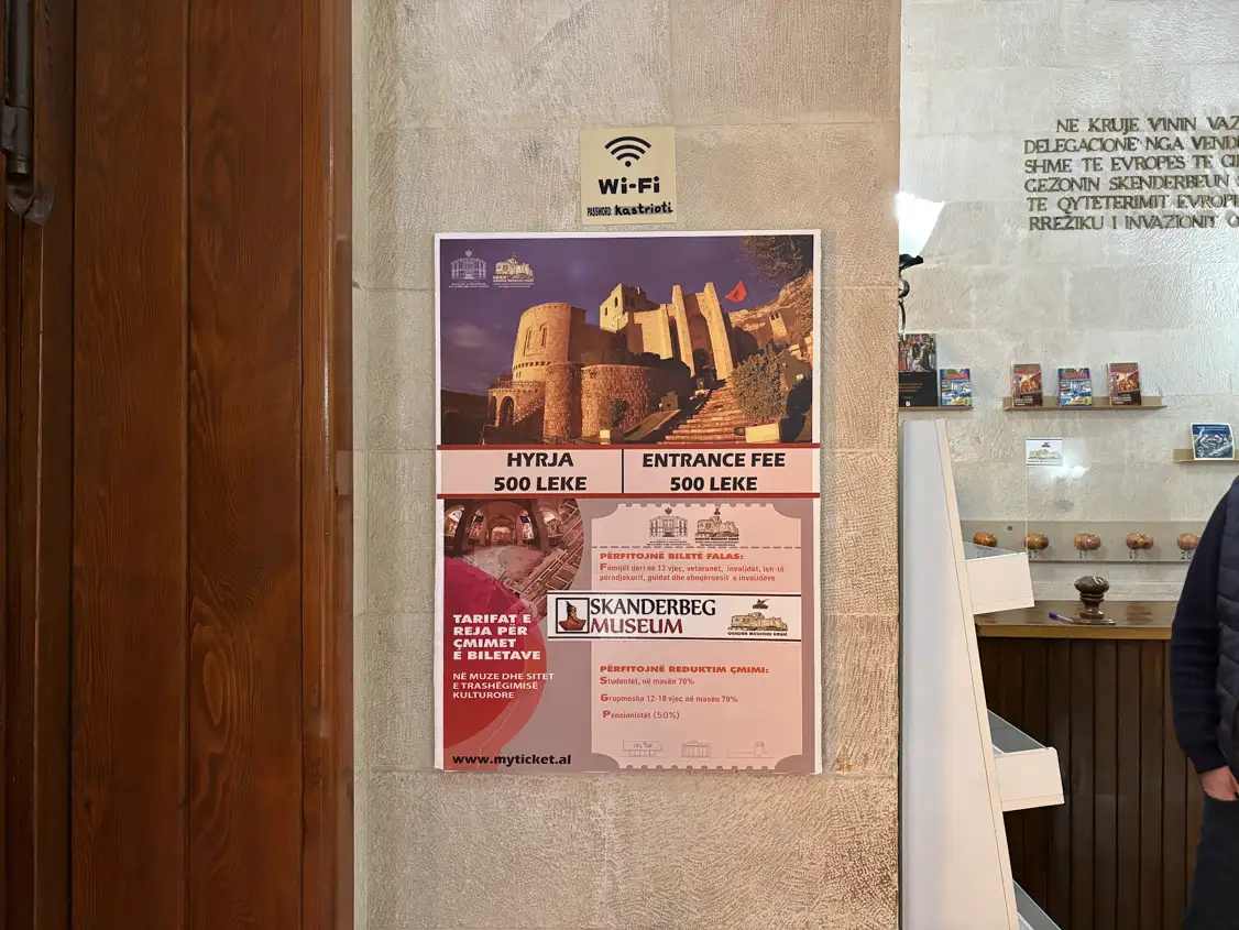 Plakat am Eingang des Skanderbeg-Museums in Kruja: Eintritt 500 Lek, freier Eintritt für Kinder bis 12 Jahre
