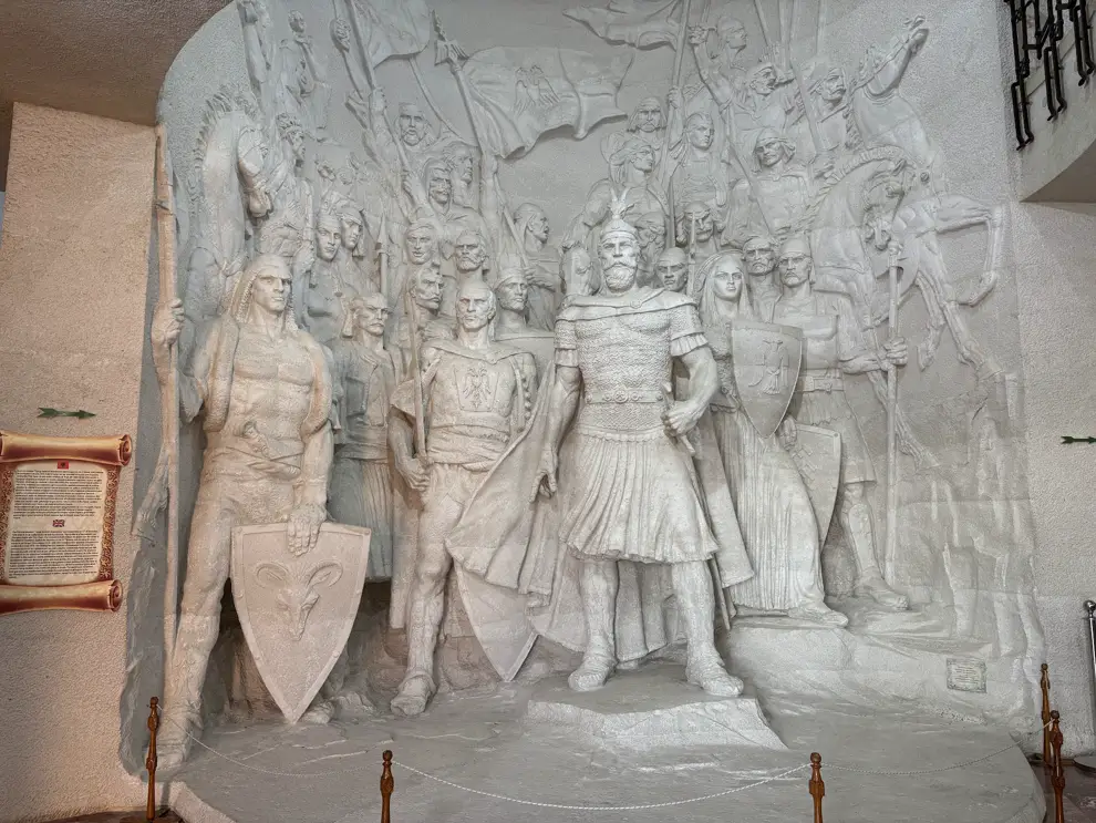 Großes weißes Relief von Skanderbeg und seinen Kämpfern im Skanderbeg-Museum in Kruja