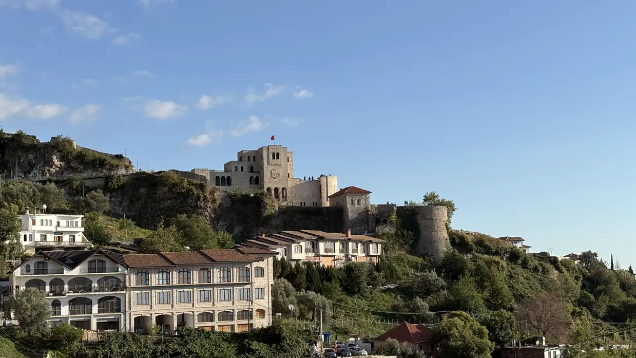 Blick auf Kruja mit der Festung und dem Skanderbeg-Museum auf dem Felsen über der Stadt