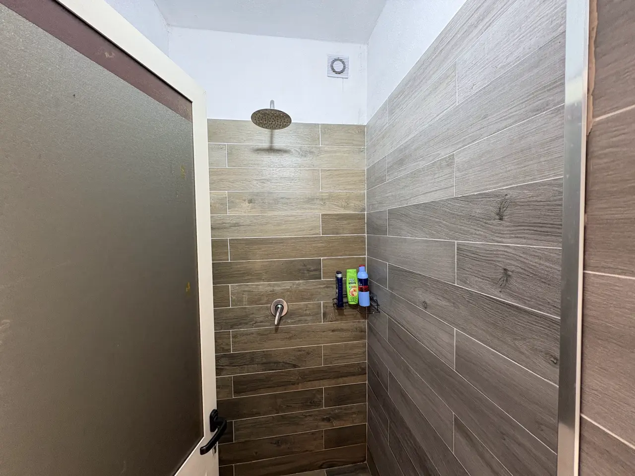 Moderne Regendusche mit Holzoptik-Fliesen auf dem Kruja Vista Camping