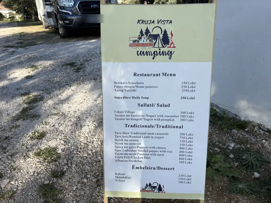 Speisekarte des Restaurants auf dem Kruja Vista Camping mit Preisen in Lek für Byrek, Tavë Kosi und Suppe