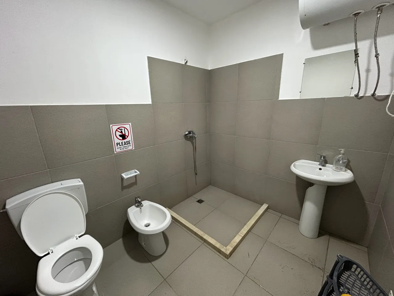Sanitärraum auf Camping Bandula mit Toilette, Bidet, Waschbecken und offener Dusche in einem Raum