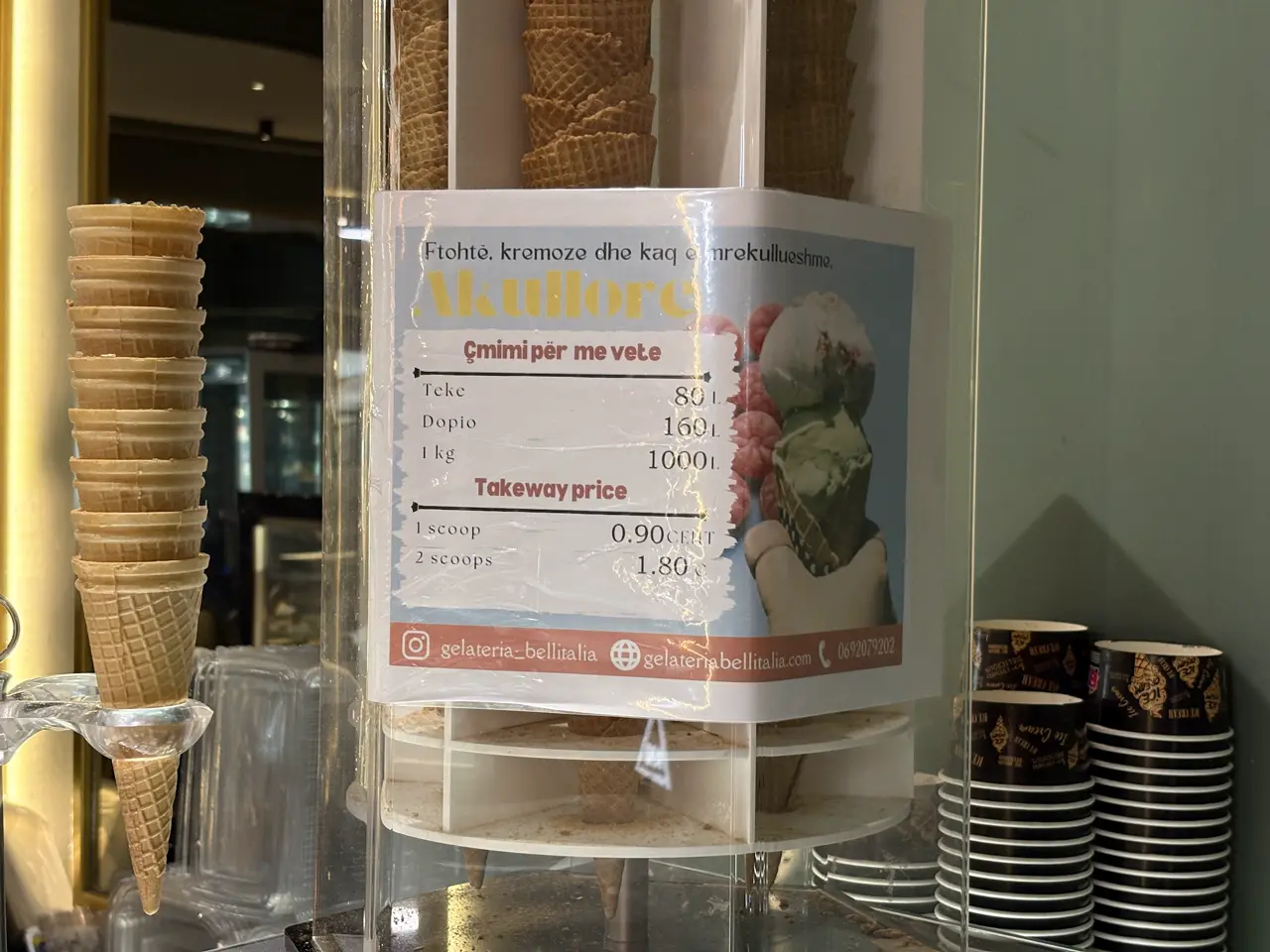 Preisschild der Gelateria Bell Italia in Shkodra: eine Kugel 80 Lek oder 0,90 Euro, ein Kilo 1000 Lek