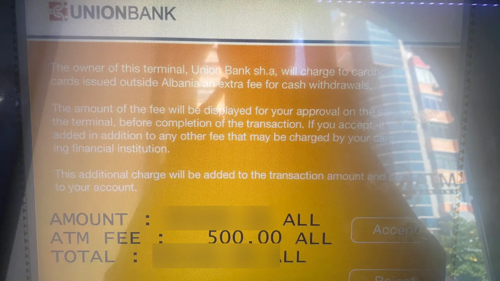 Bildschirm eines Geldautomaten der Union Bank in Shkodra mit dem Hinweis auf eine Gebühr von 500 Lek für ausländische Karten