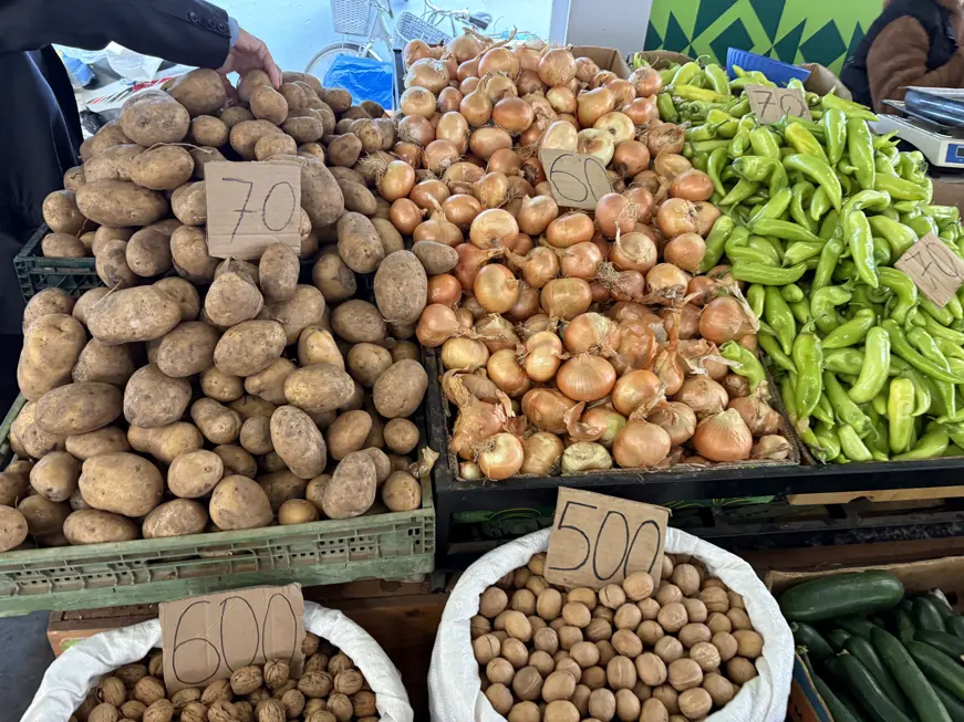 Kartoffeln, Zwiebeln und Paprika für 60 bis 70 Lek, vorne Nüsse für 500 und 600 Lek, auf dem Markt in Shkodra mit handgeschriebenen Preisschildern