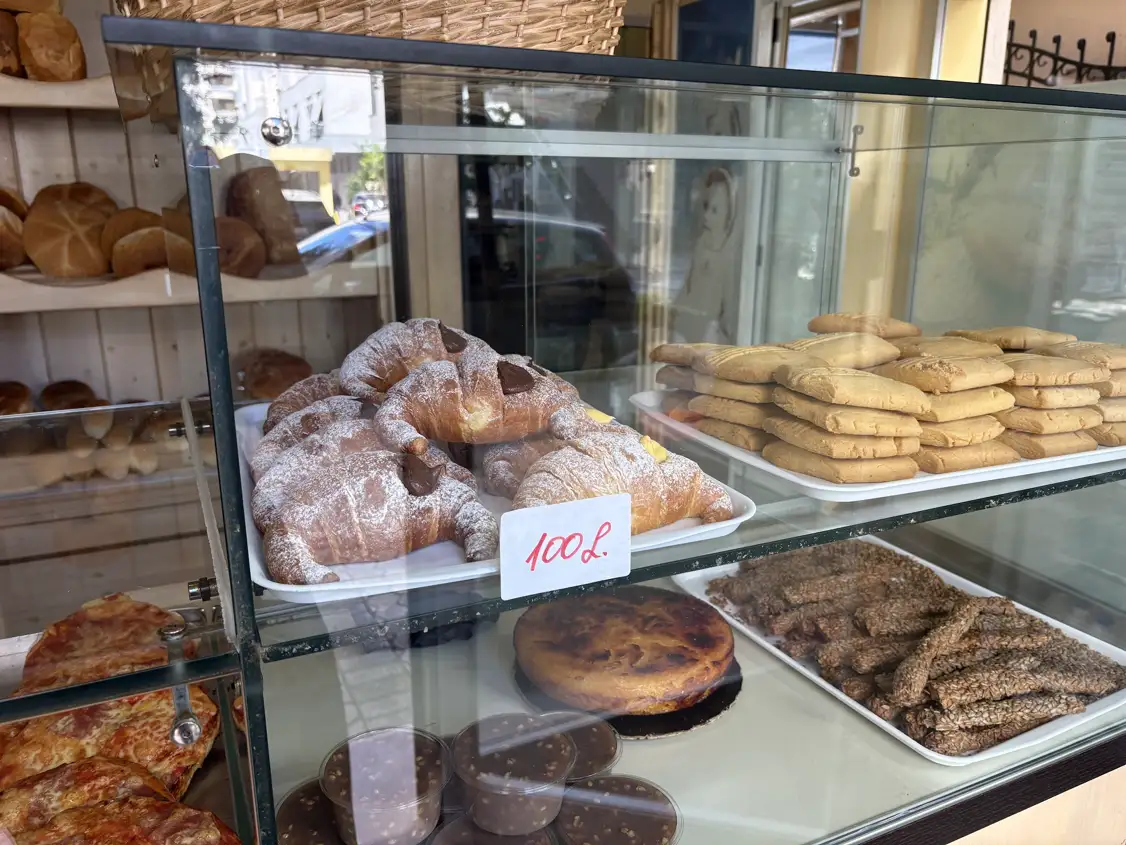 Croissants in der Vitrine einer Bäckerei in Vlora mit Preisschild 100 Lek